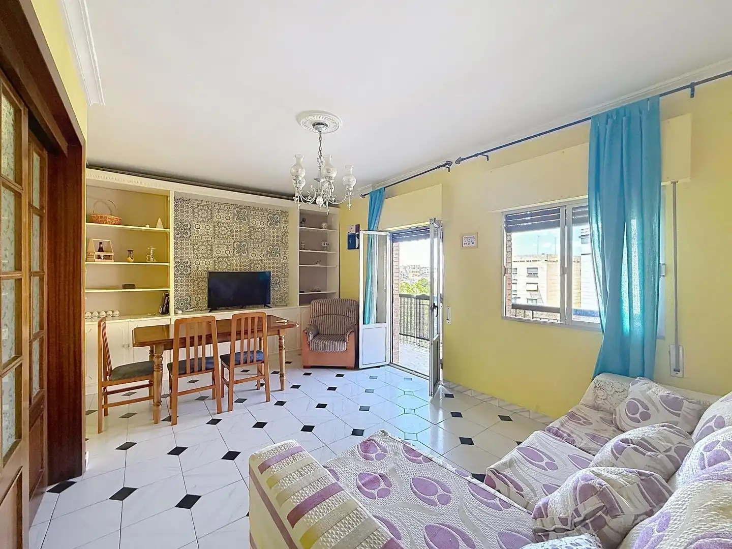 Living room of Flat for sale in Sevilla  with Air Conditioner, Terrace and Furnished
