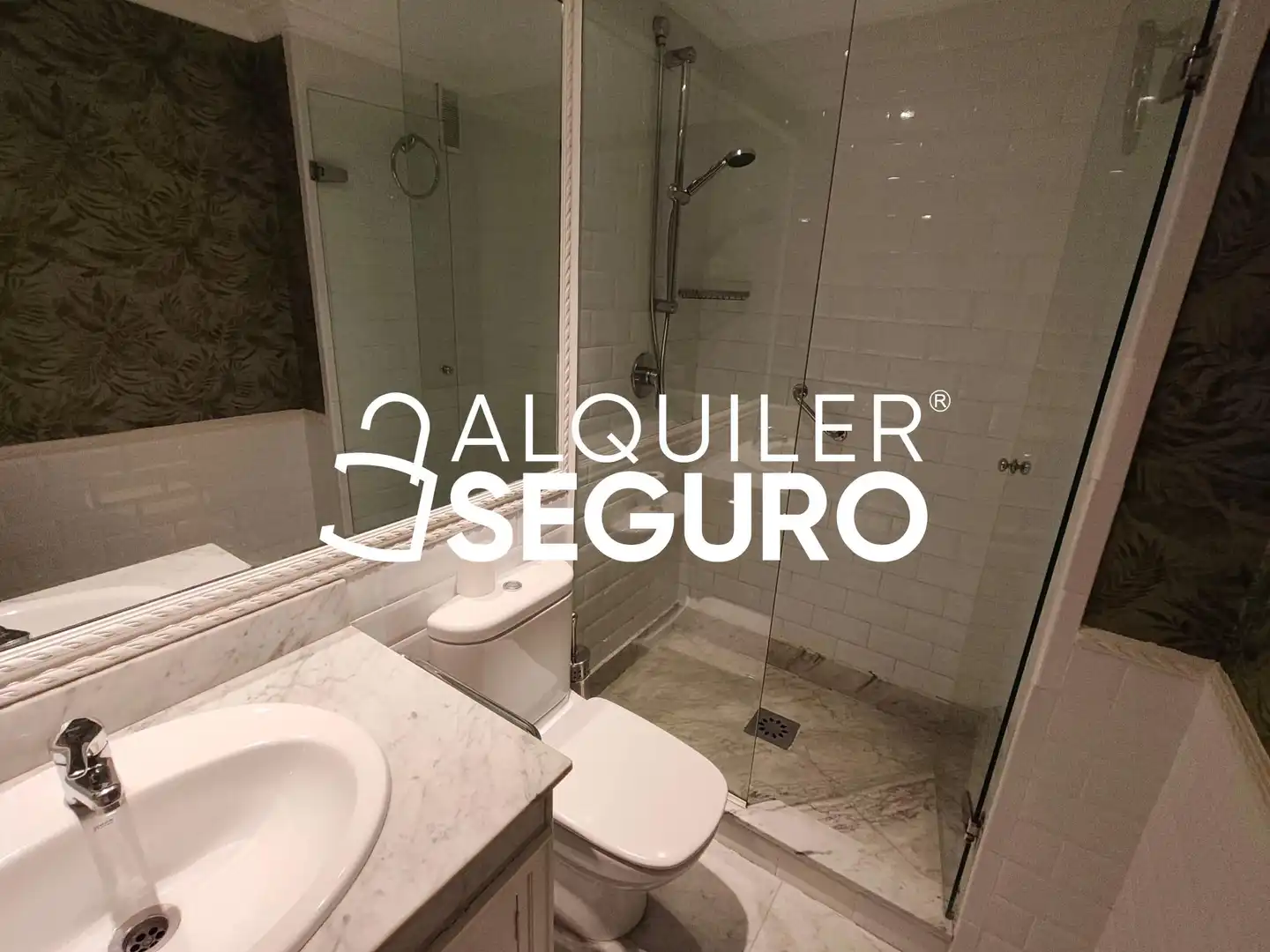Bany de Pis de lloguer en Madrid amb Calefacció, Piscina i Moblat