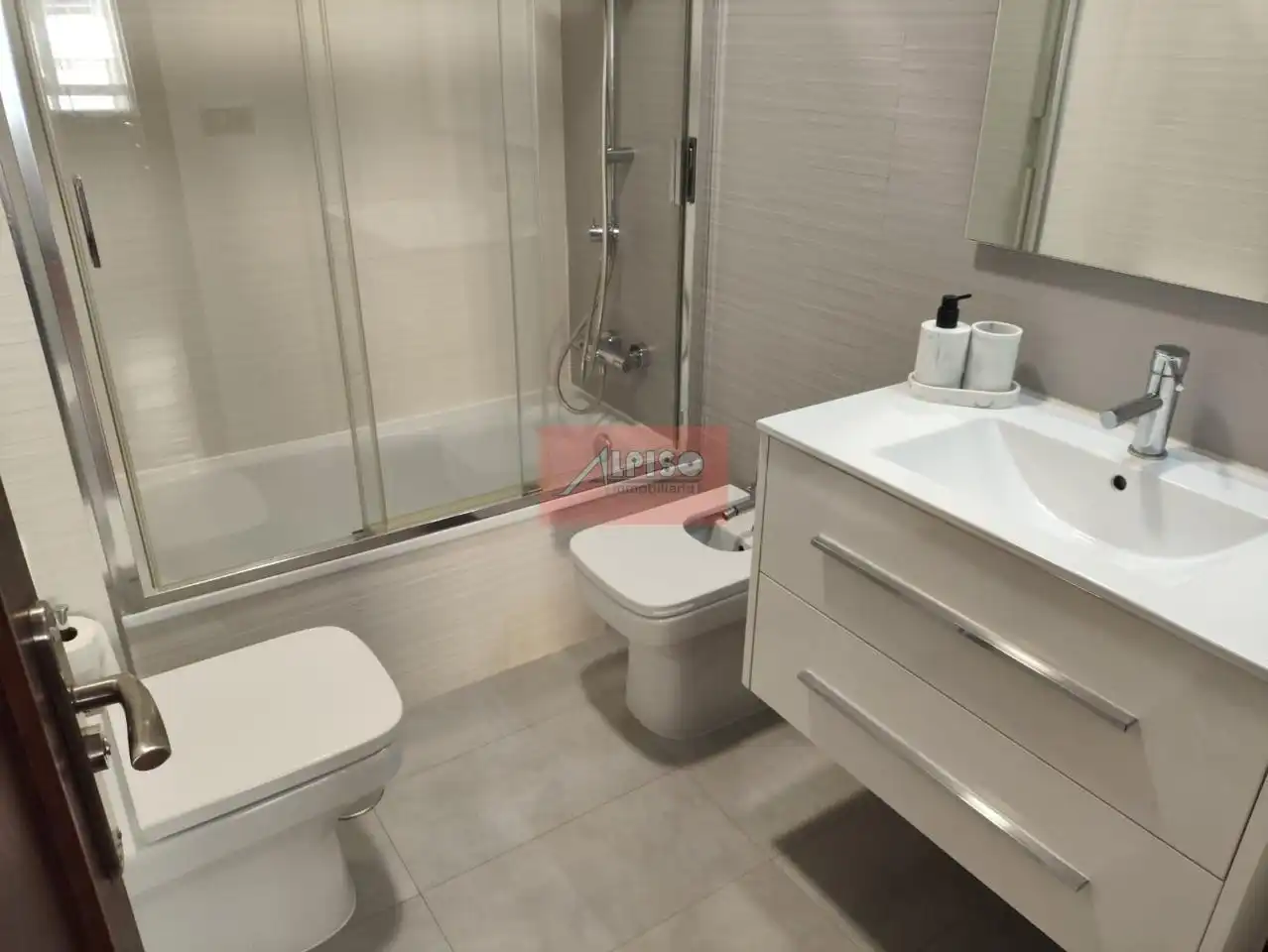 Bathroom of Flat for rent in Ourense Capital   with Air Conditioner, Heating and Parquet flooring