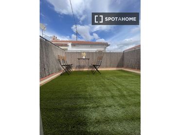 Appartamento con balcone in affitto a Usera