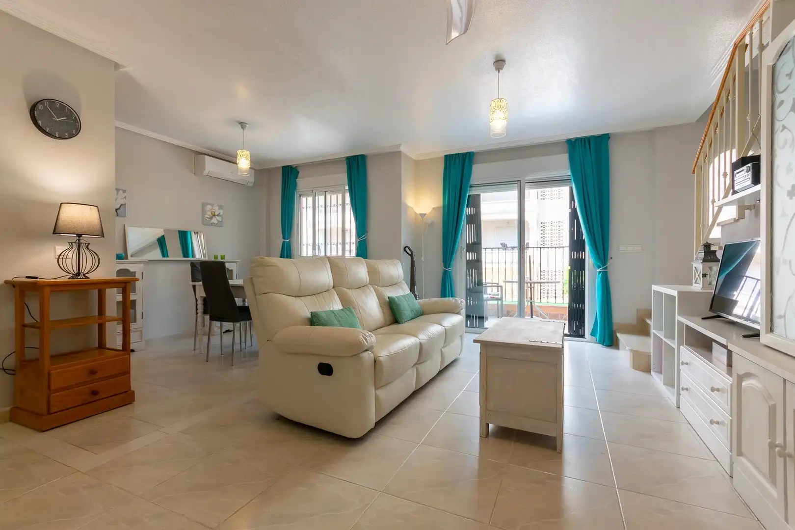 Sala d'estar de Dúplex en venda en Orihuela amb Aire condicionat, Jardí privat i Terrassa
