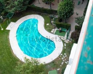 Swimming pool of Flat to rent in  Madrid Capital  with Air Conditioner, Heating and Private garden