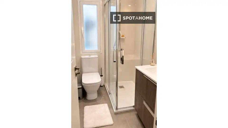 Bathroom of Flat for rent in Madrid  with Air Conditioner, Heating and Furnished