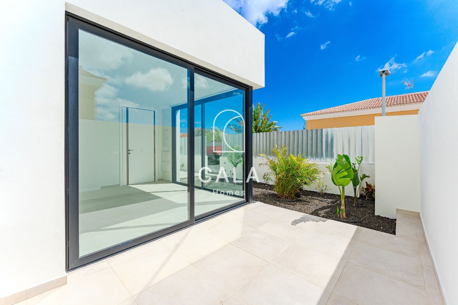 Vista exterior de Casa o xalet en venda en Adeje amb Aire condicionat, Jardí privat i Terrassa