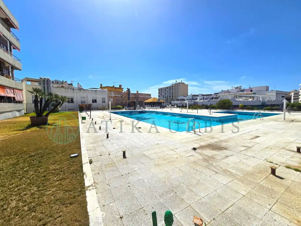 Vista exterior de Pis en venda en Torremolinos amb Aire condicionat, Jardí privat i Terrassa