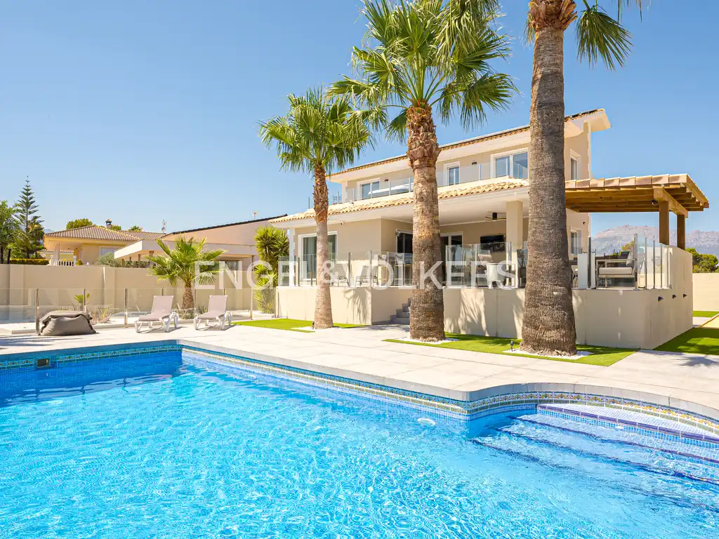 Casa con piscina en venta en Pueblo - Urbanizaciones