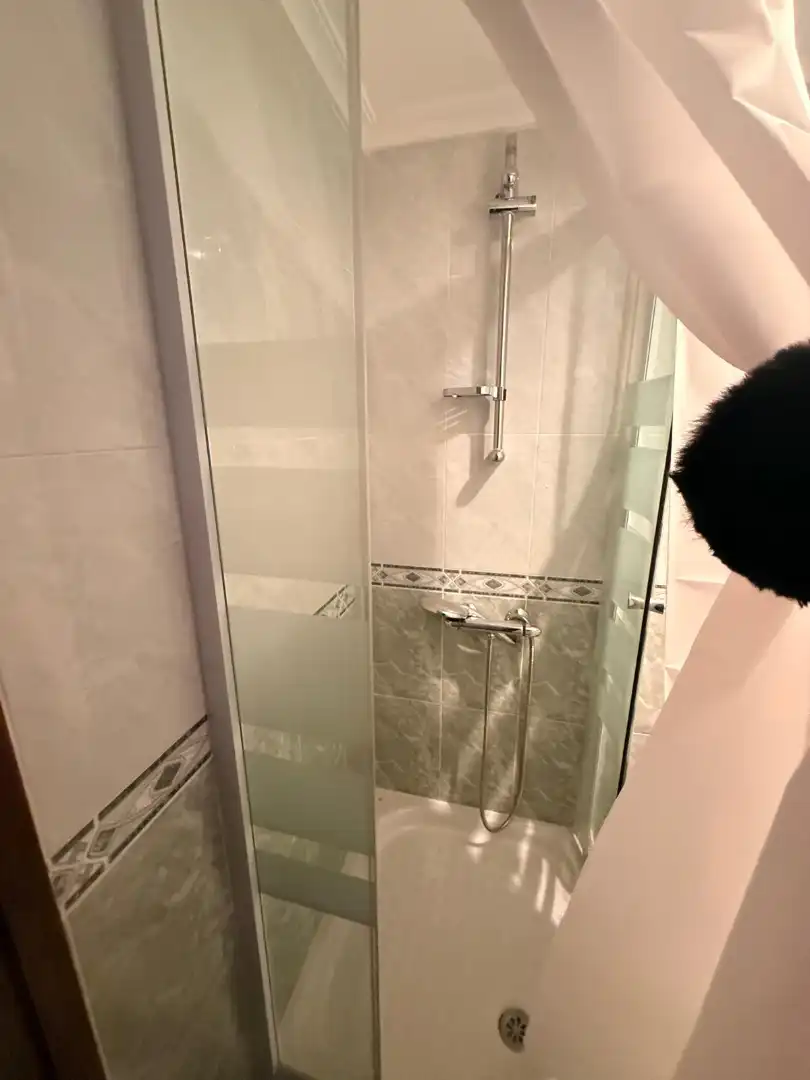 Bany de Pis en venda en Oviedo  amb Calefacció i Terrassa