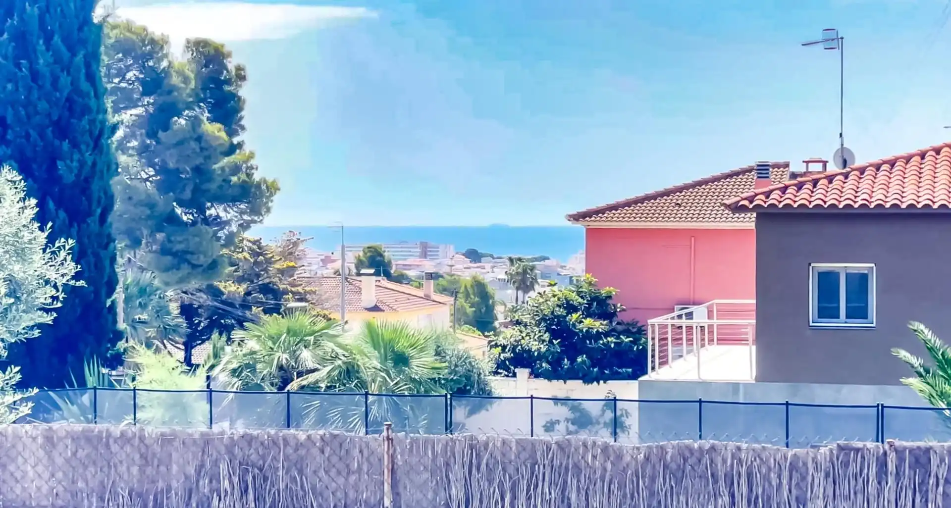 Vista exterior de Casa adosada en venta en El Vendrell con Calefacción, Terraza y Balcón