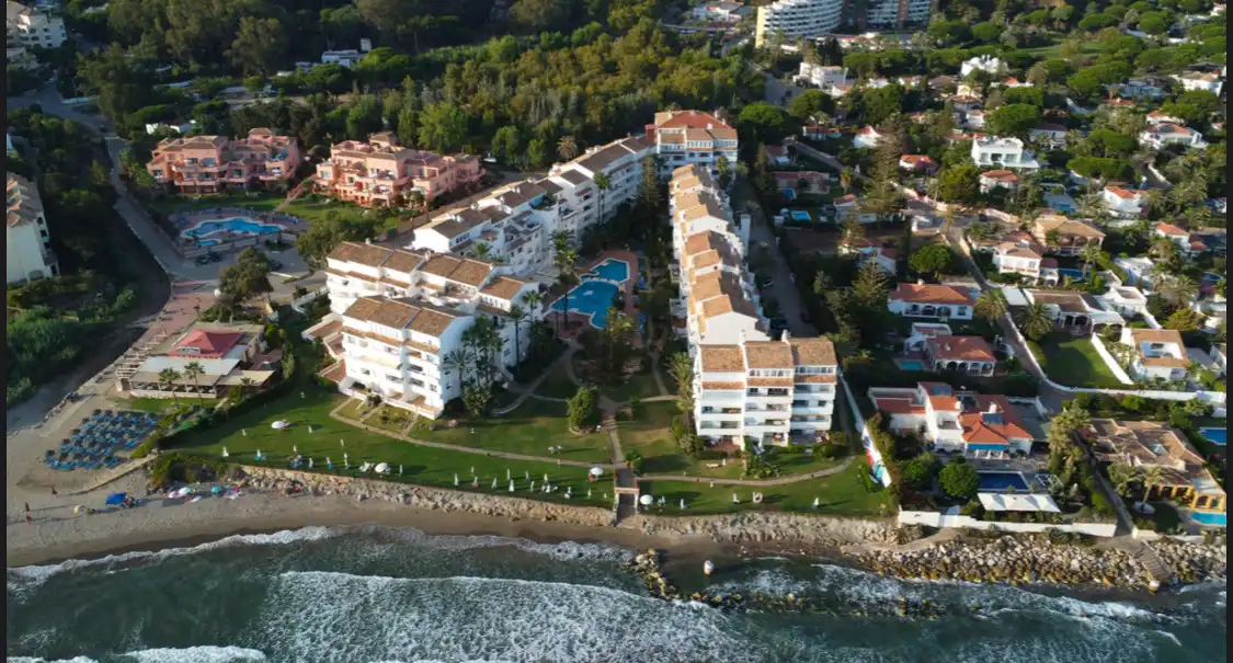 Vista exterior de Apartament de lloguer en Marbella amb Aire condicionat, Terrassa i Piscina