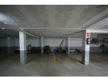 Parking avec ascenseur à vendre à Calle DE LES FLORS