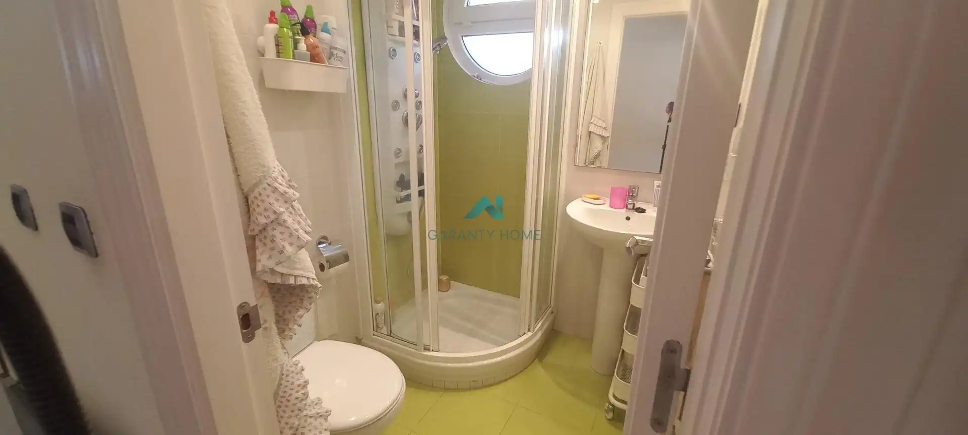 Badezimmer von Erdgeschoss zum Verkauf in Santoña mit Heizung und Privatgarten