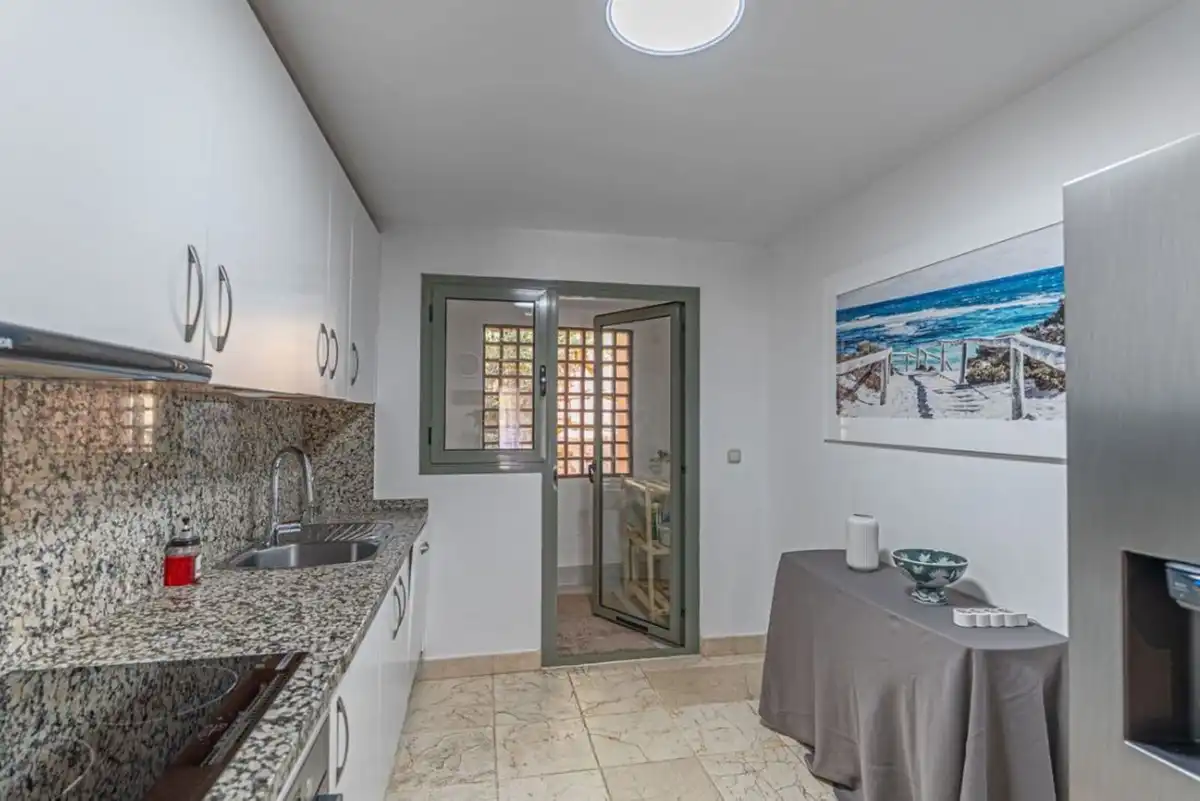 Cuina de Planta baixa en venda en Estepona amb Jardí privat, Traster i Piscina comunitària