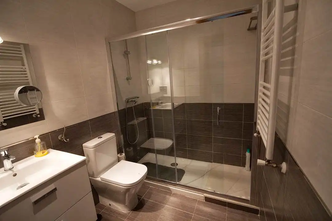 Baño de Casa o chalet en venta en Parres con Jardín privado, Trastero y Piscina