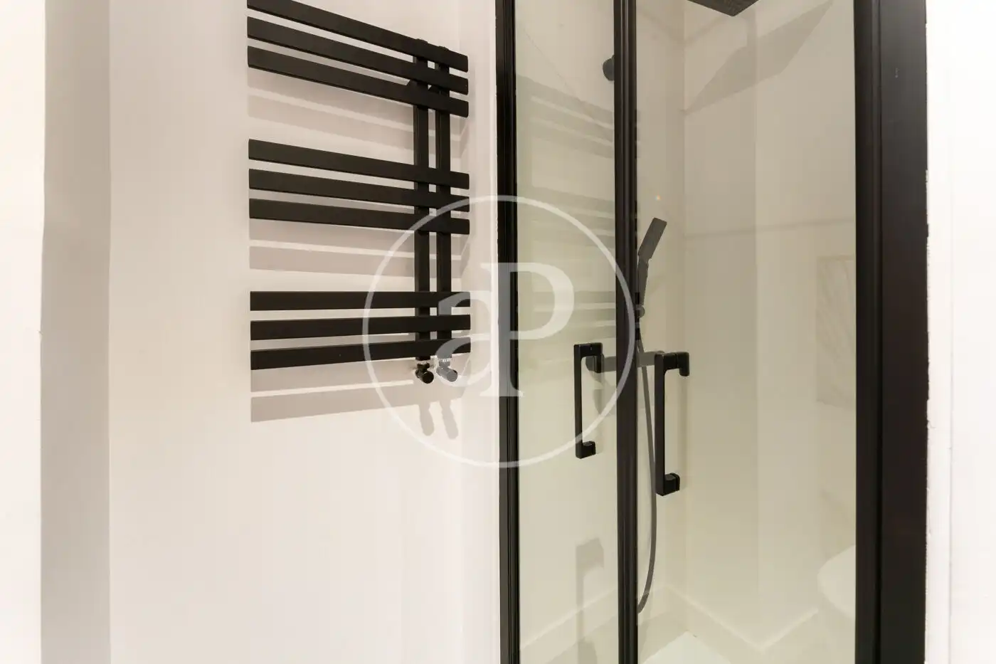 Baño de Piso en venta en Madrid con Aire acondicionado, Calefacción y Jardín privado