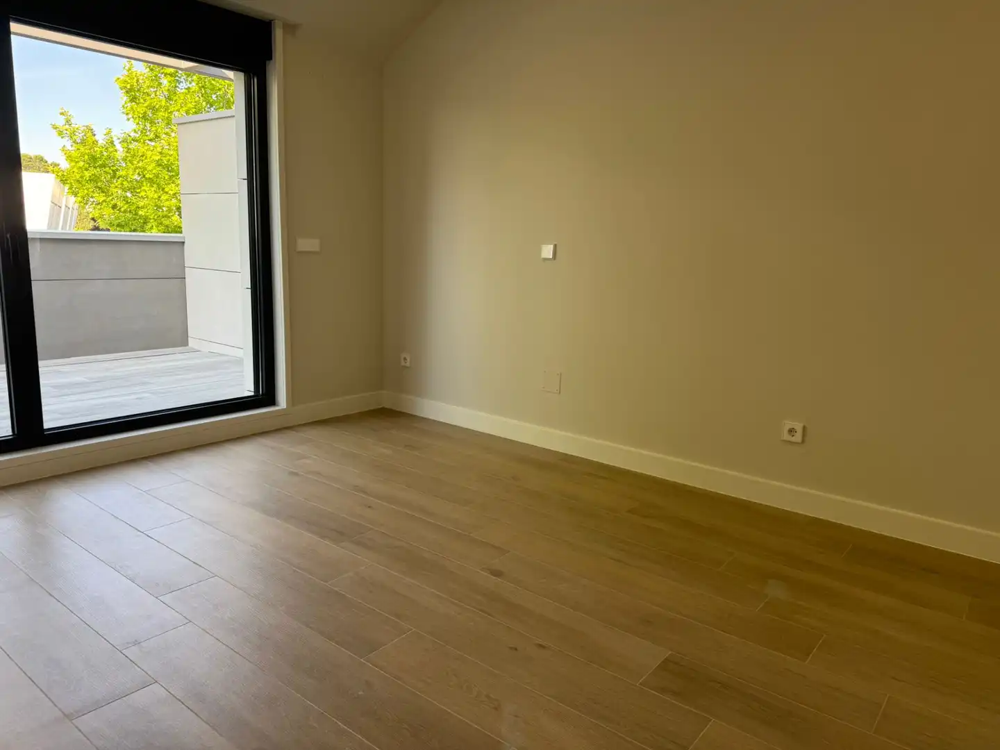 Habitación de Casa adosada en venta en Boadilla del Monte con Aire acondicionado, Calefacción y Jardín privado