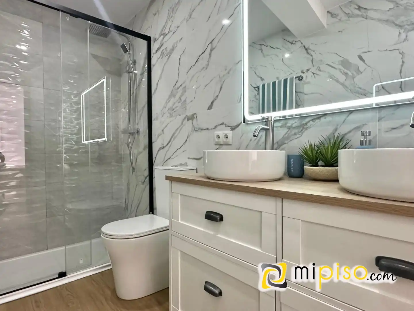 Baño de Piso en venta en Laredo con Calefacción, Amueblado y Balcón