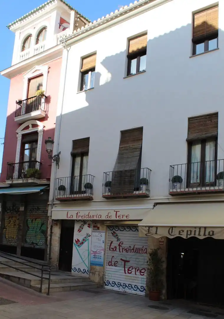 Vista exterior de Edificio en venta en Granada