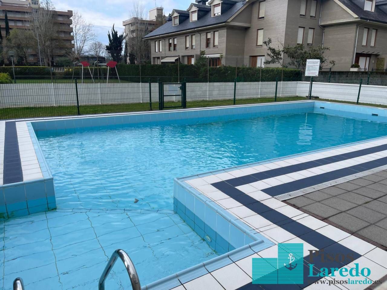 Piscina de Pis de lloguer en Laredo amb Calefacció, Terrassa i Traster