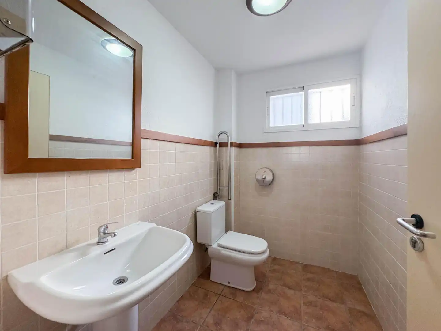 Bathroom of Commercial properties for sale in La Pobla de Vallbona  with Air Conditioner and Furnished