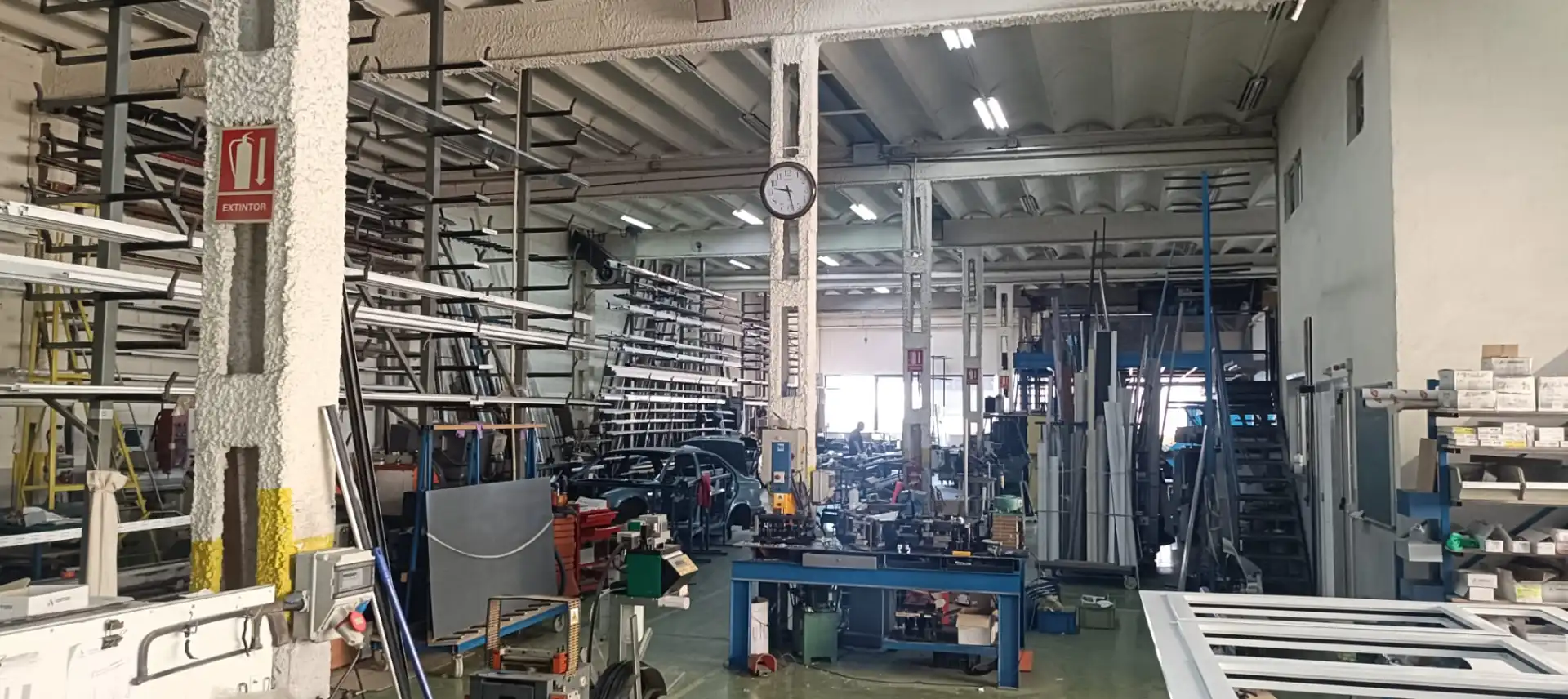 Fabrikhallen zur Miete in Esplugues de Llobregat mit Heizung und Alarm