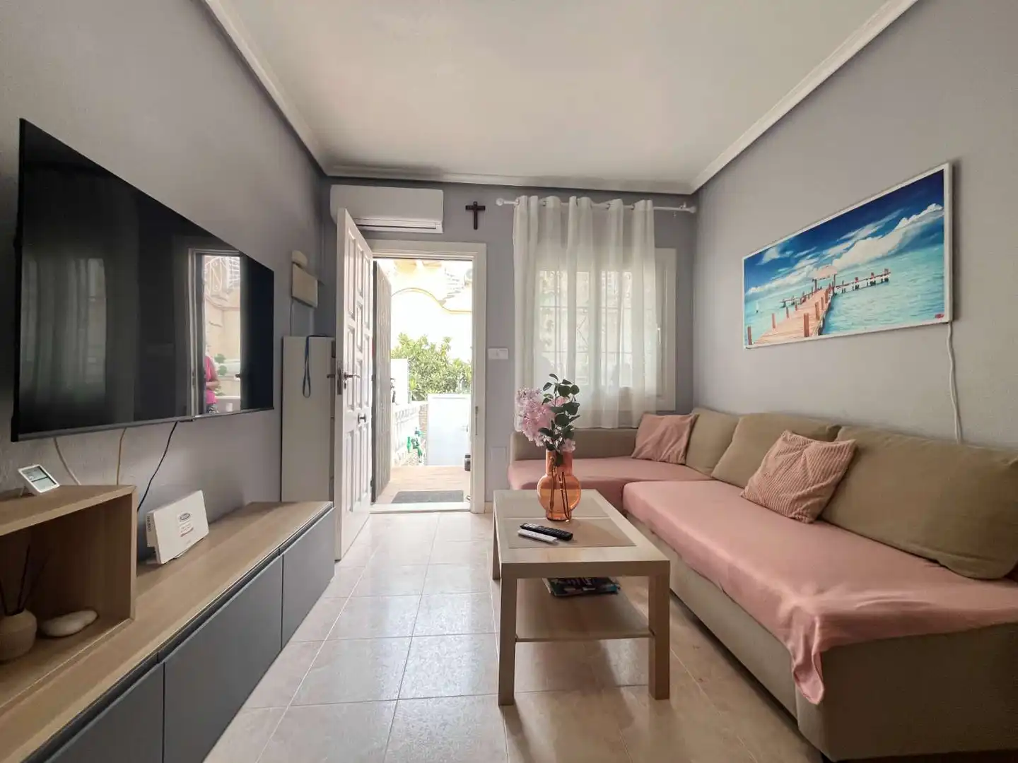 Sala d'estar de Casa adosada en venda en Orihuela amb Aire condicionat, Terrassa i Piscina