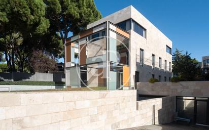 Vista exterior de Casa o xalet en venda en Pozuelo de Alarcón amb Aire condicionat, Calefacció i Jardí privat