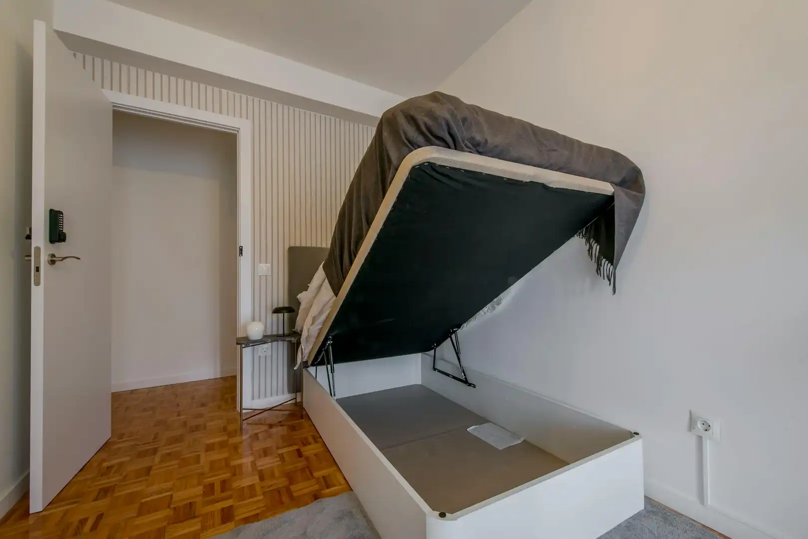 Bedroom of Flat for share in Madrid  with Air Conditioner, Heating and Washing machine