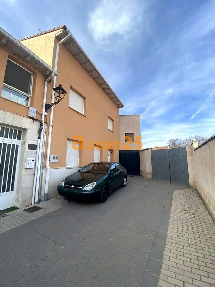 Außenansicht von Haus oder Chalet zum Verkauf in Fresnillo de las Dueñas mit Heizung, Parkett und Terrasse