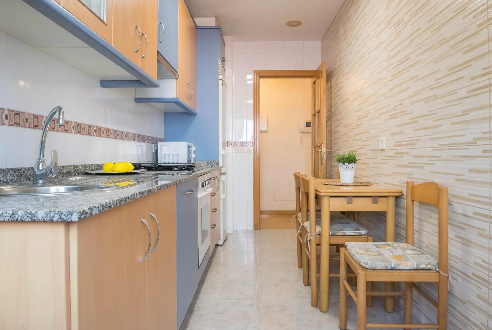 Küche von Wohnung zum Verkauf in Culleredo mit Heizung, Parkett und Abstellraum