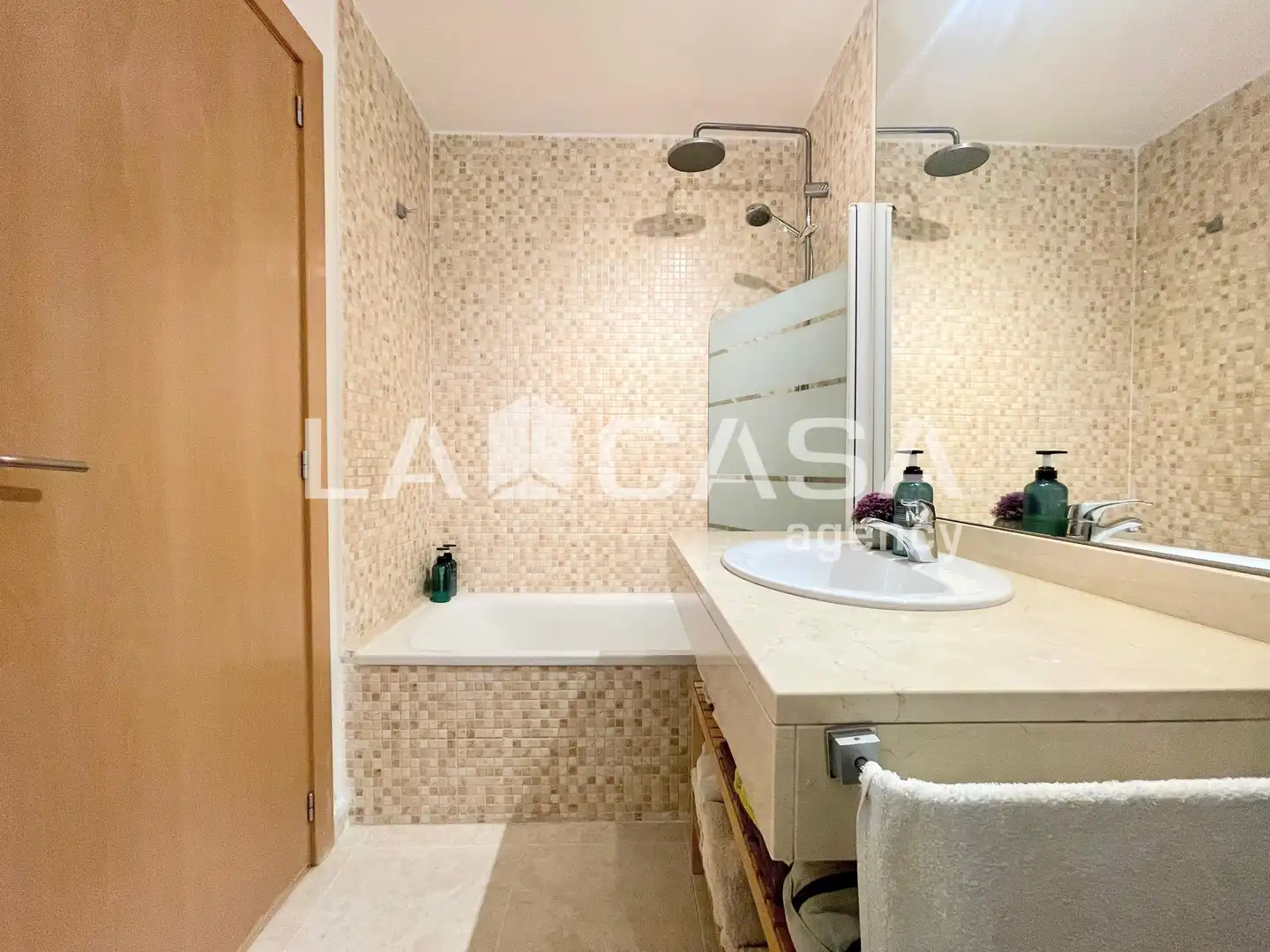 Baño de Dúplex en venta en Badalona con Calefacción, Piscina y Balcón