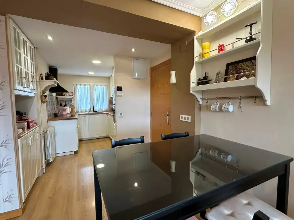 Cuina de Pis en venda en Gijón  amb Calefacció, Parquet i Moblat
