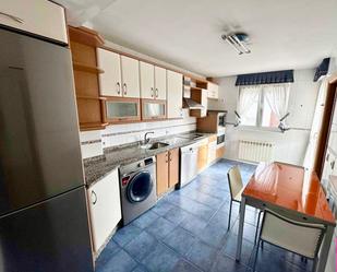 Cuina de Dúplex en venda en León Capital  amb Calefacció, Parquet i Terrassa