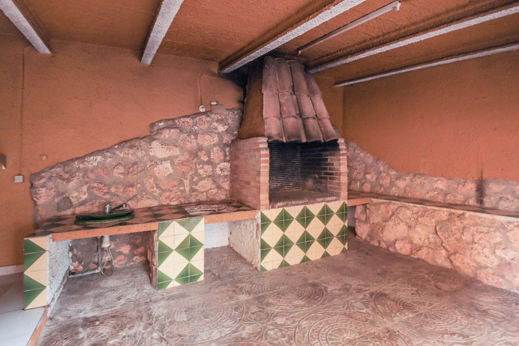 Cuina de Casa o xalet en venda en Santa Oliva amb Jardí privat i Piscina