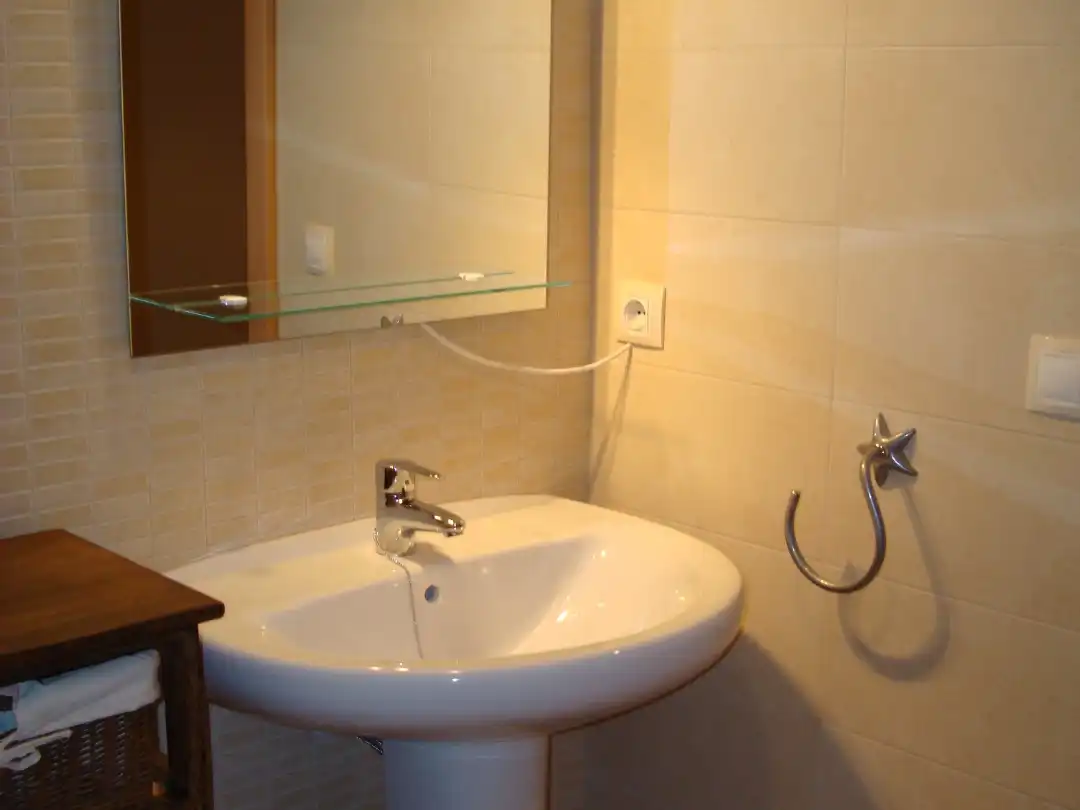 Badezimmer von Wohnung zur Miete in Almansa mit Klimaanlage, Heizung und Parkett