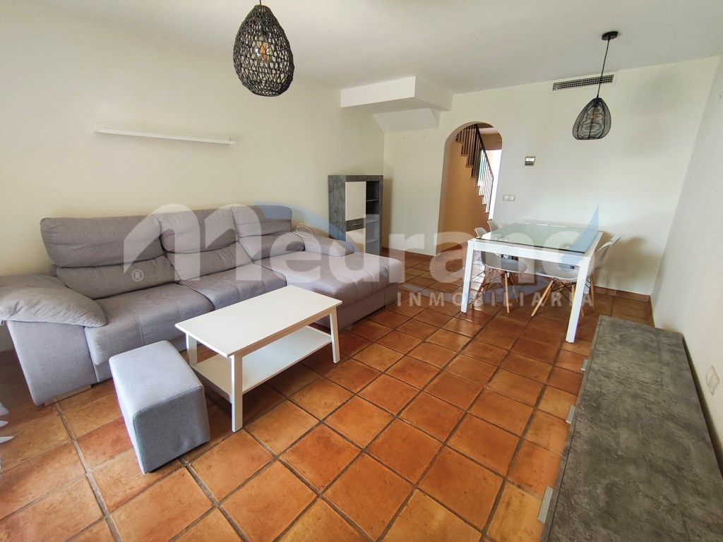 Sala d'estar de Casa adosada de lloguer en Finestrat amb Aire condicionat, Calefacció i Jardí privat
