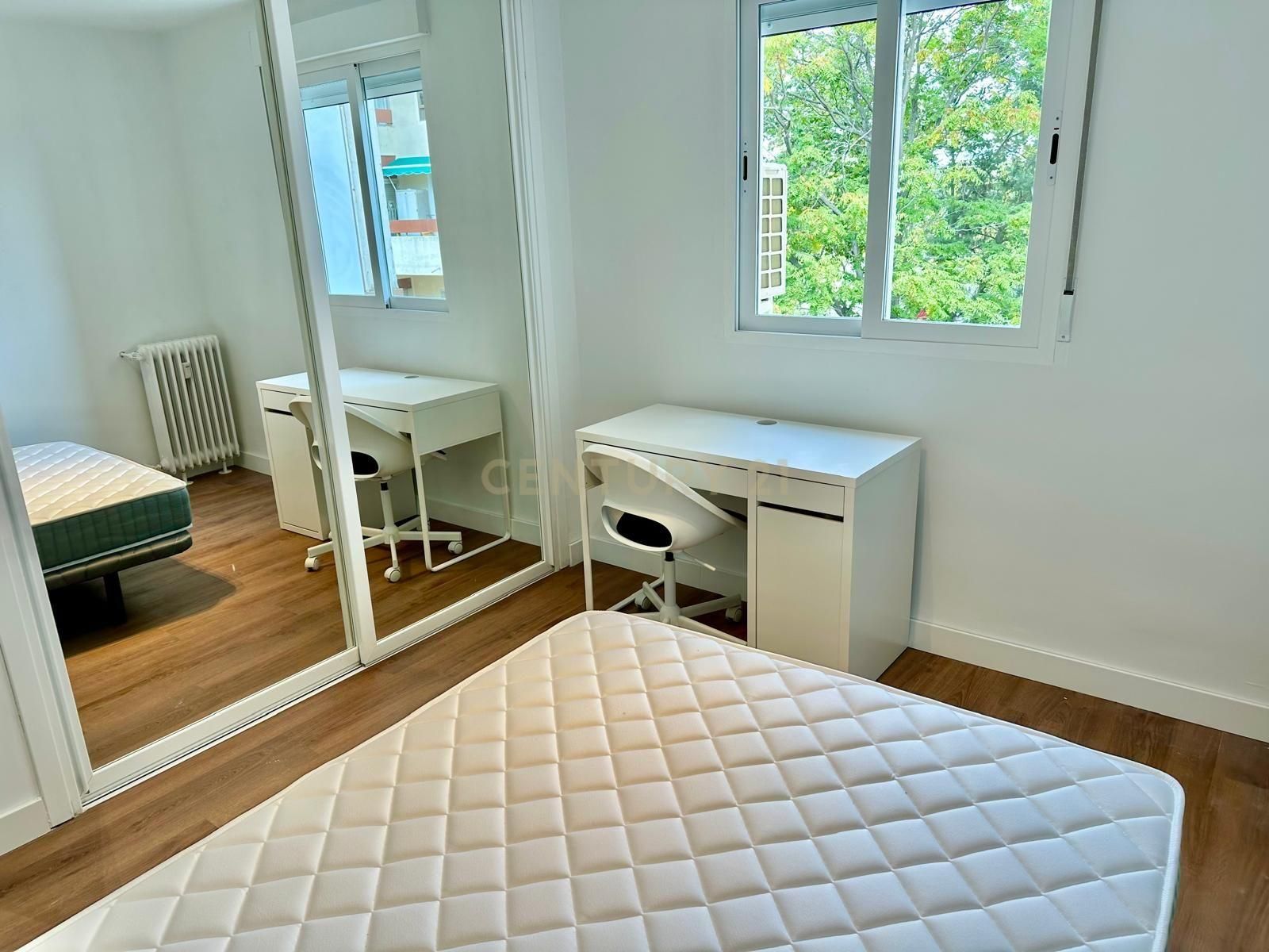 Bedroom of Apartment to share in  Madrid Capital  with Air Conditioner, Oven and Washing machine