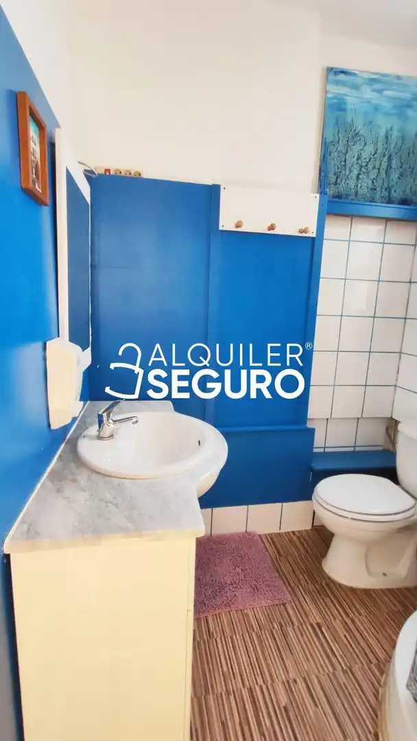 Bany de Pis de lloguer en Valencia amb Aire condicionat, Terrassa i Moblat