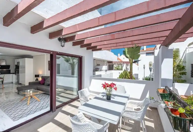 Terrasse von Wohnung zum Verkauf in Marbella mit Klimaanlage, Heizung und Privatgarten