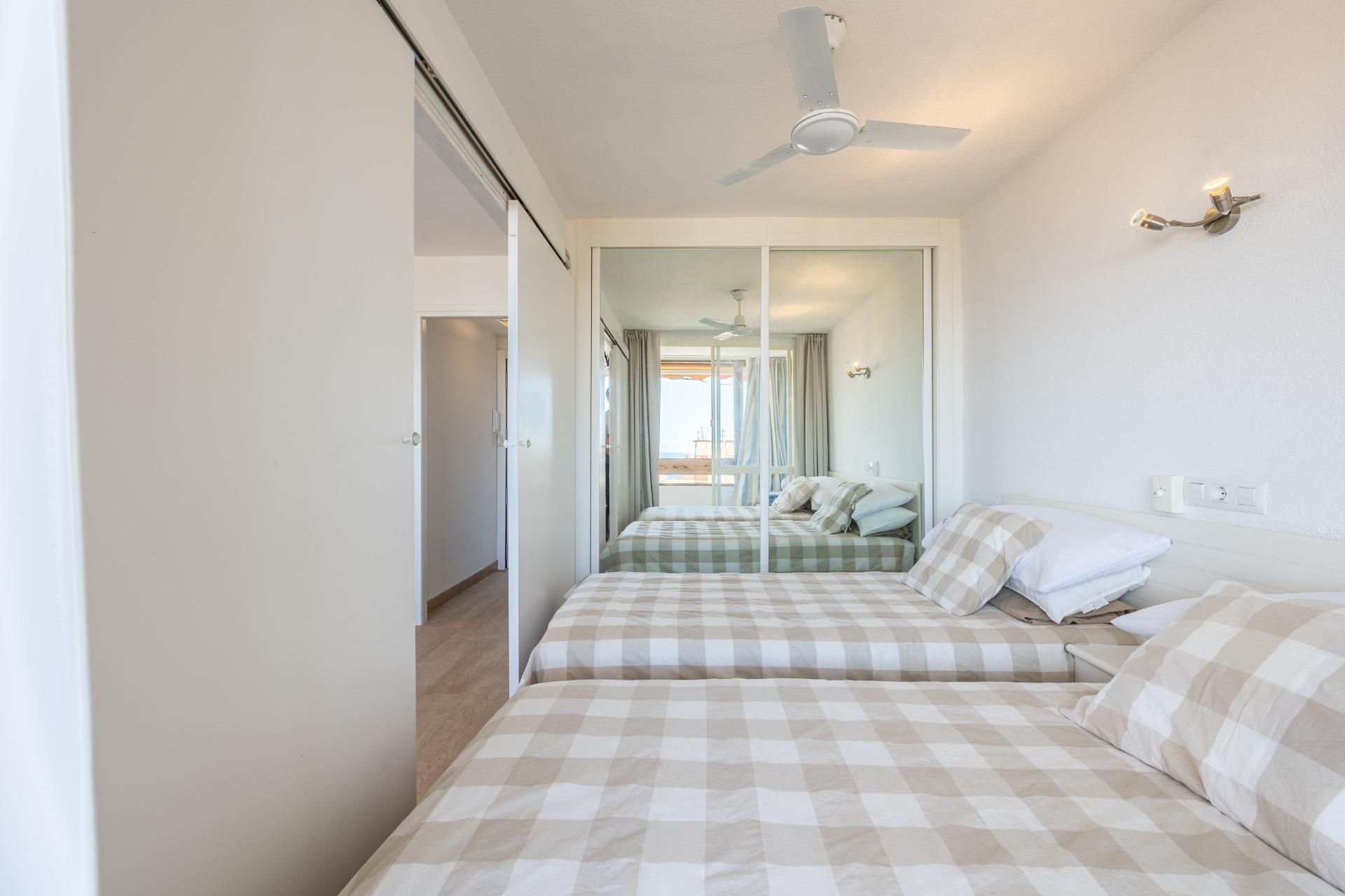 Dormitori de Apartament en venda en Benidorm amb Aire condicionat, Terrassa i Piscina comunitària