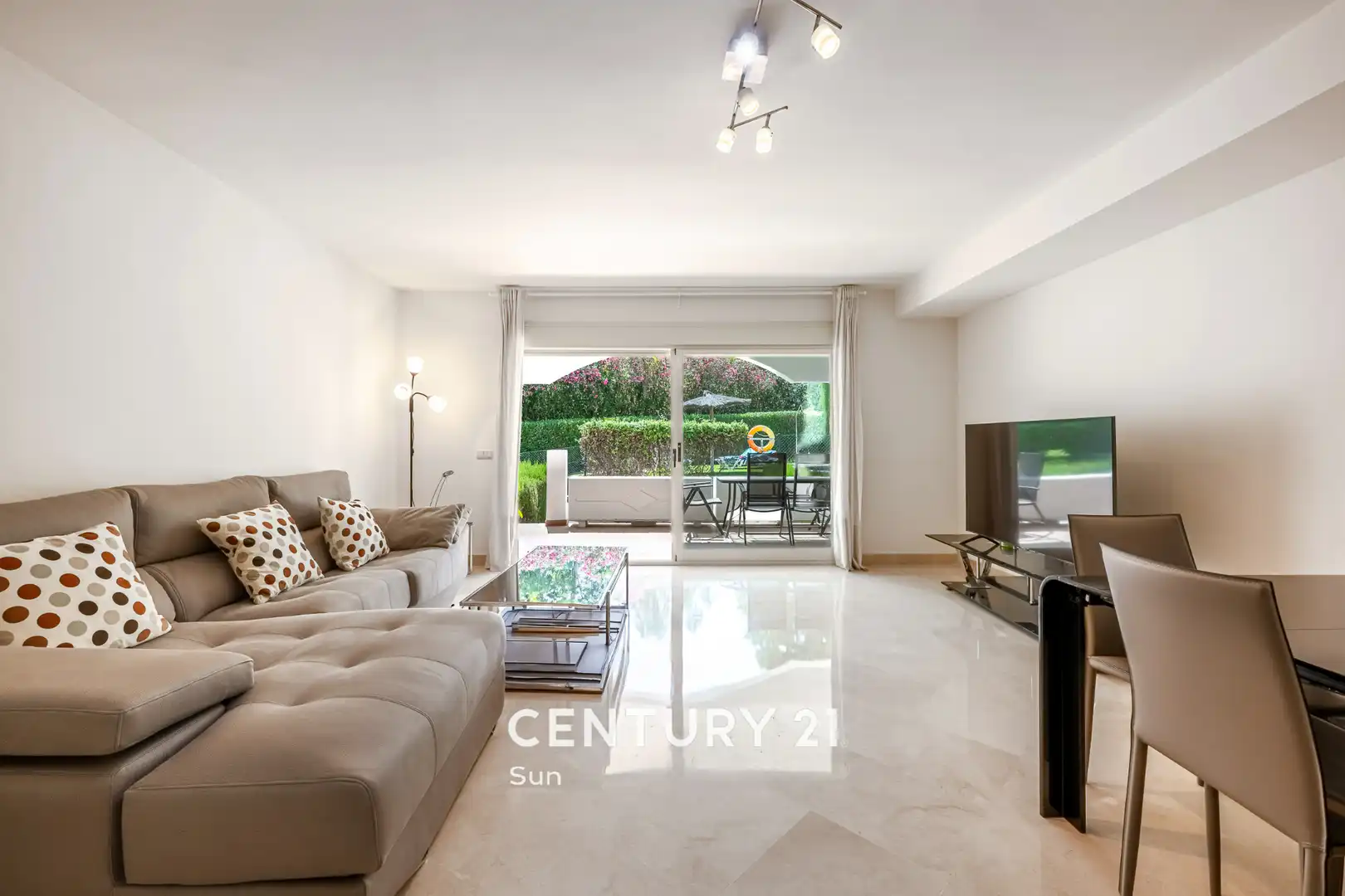Sala d'estar de Casa adosada en venda en Marbella amb Aire condicionat, Calefacció i Jardí privat