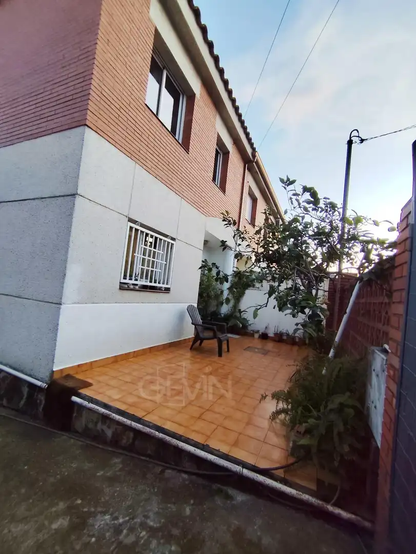 Jardí de Casa adosada en venda en Santa Perpètua de Mogoda amb Calefacció, Jardí privat i Terrassa