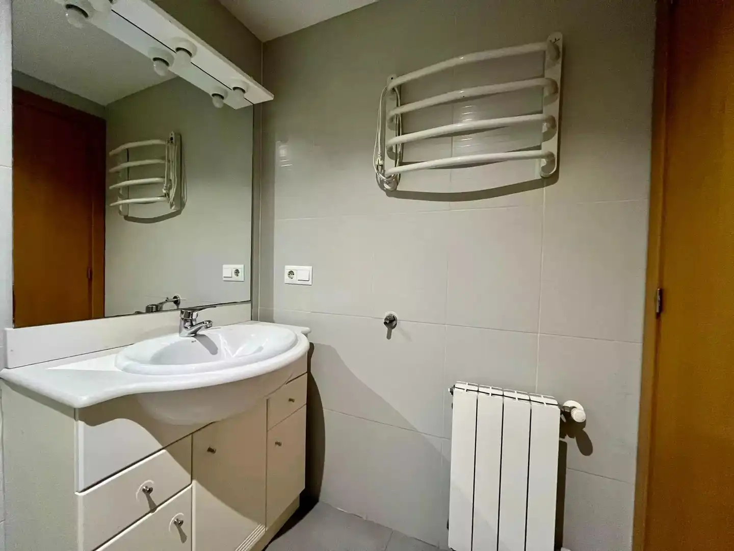 Bathroom of Duplexes for sale in Figueres  with Air Conditioner and Terrace