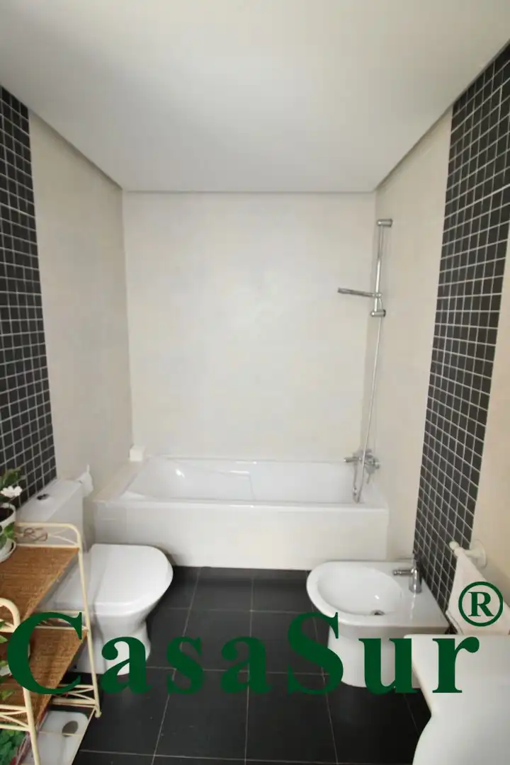 Bany de Àtic en venda en Valladolid amb Calefacció, Parquet i Terrassa