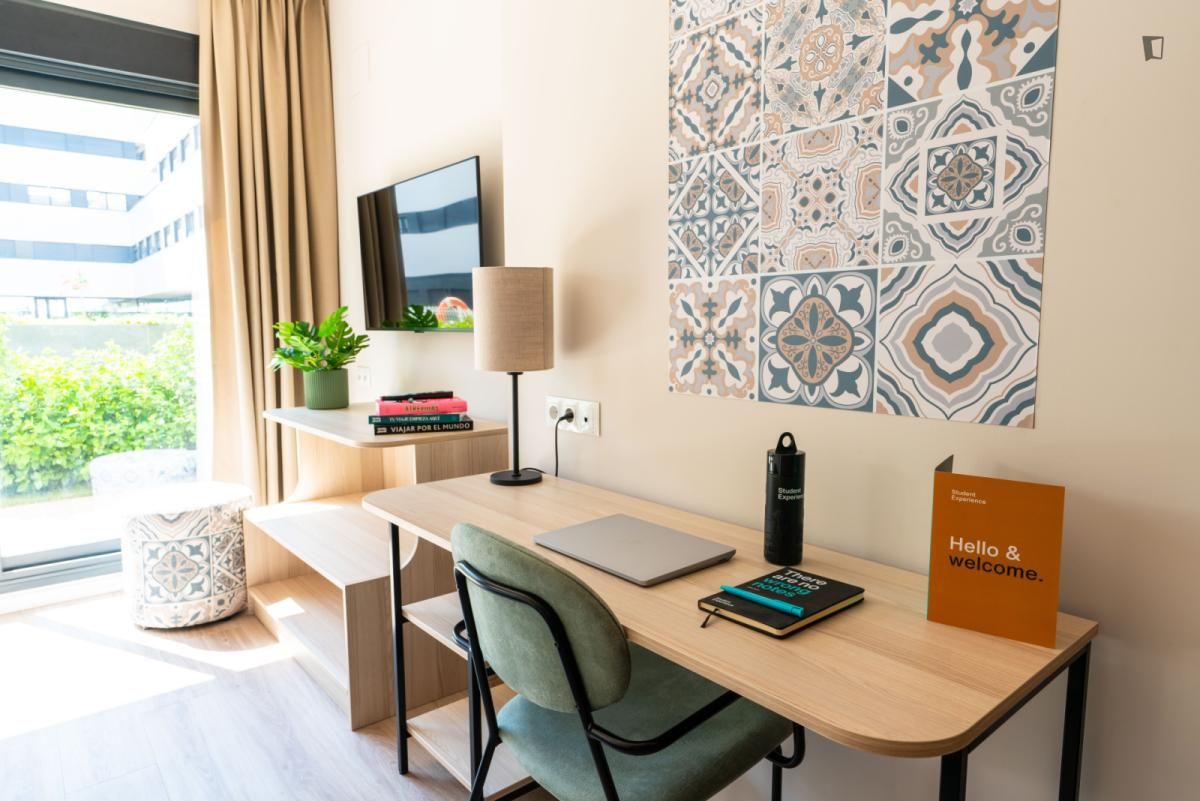 Dormitori de Pis de lloguer en  Granada Capital amb Piscina i Moblat