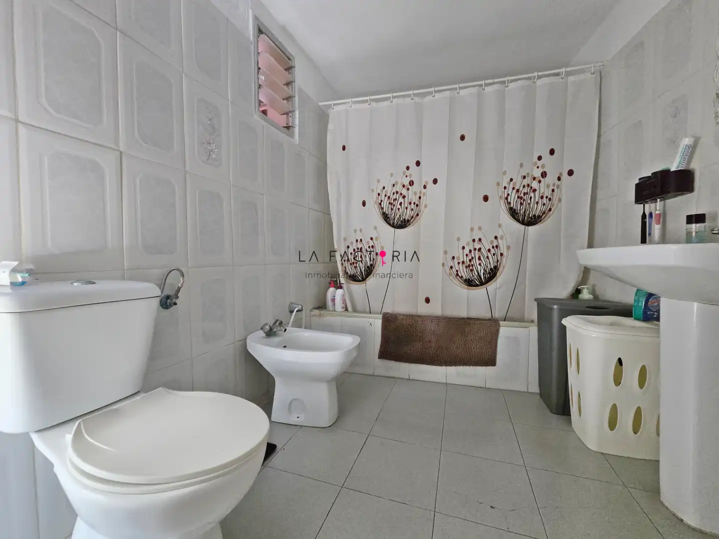 Badezimmer von Einfamilien-Reihenhaus zum Verkauf in Guía de Isora mit Terrasse, Möbliert und Ofen
