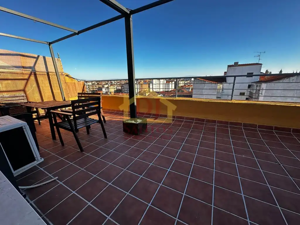 Dachboden zur Miete in Calle Maria Auxiliadora, Salesas