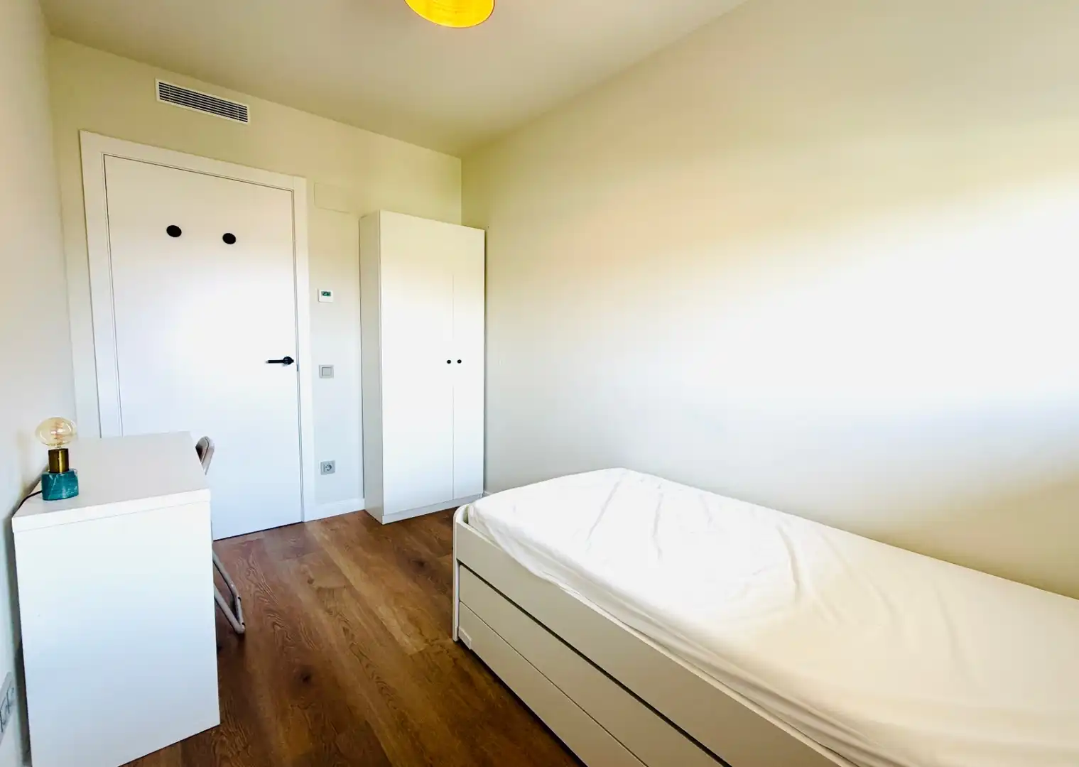 Dormitori de Apartament de lloguer en Sitges amb Aire condicionat, Calefacció i Jardí privat