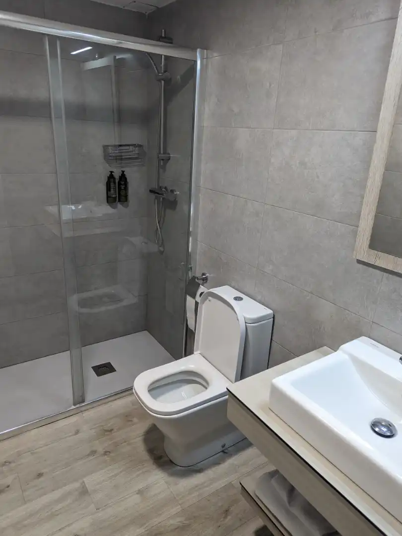 Baño de Apartamento de alquiler en L'Estartit con Aire acondicionado, Calefacción y Terraza