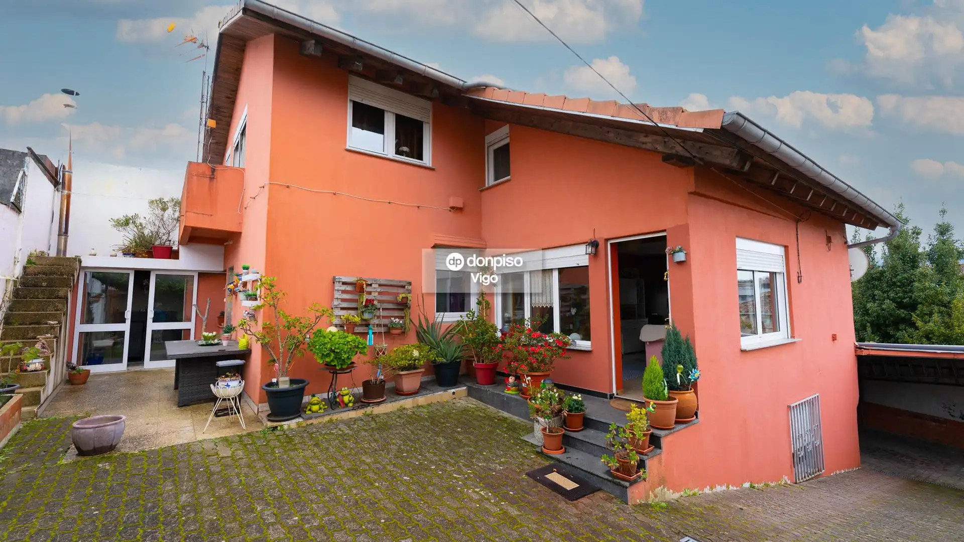 Vista exterior de Casa o xalet en venda en Vigo  amb Calefacció, Jardí privat i Terrassa