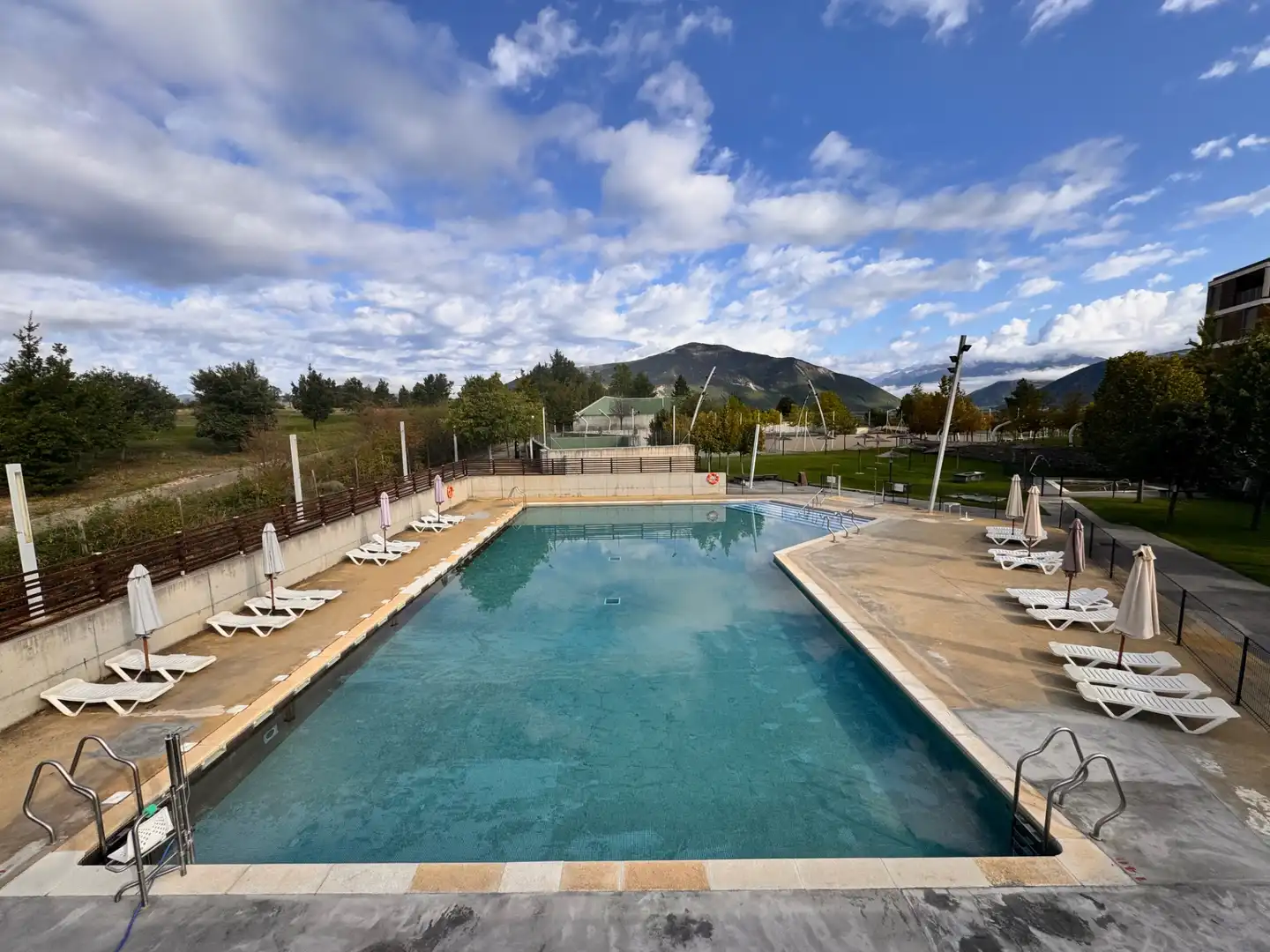 Piscina de Piso en venta en Sabiñánigo con Calefacción, Terraza y Trastero